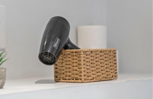 Tropical Suite - 2 Bed 2 Bath City Centre Netflix Games - Exclusive Weekly and Monthly DEALS - Raozee Homes - Foto 21