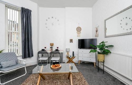 Cosy Wirral home near Liverpool with Free Parking! - Photo 2