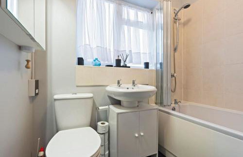 Stylish 4-Bed City Apartment, Sleeps 6, Ample Parking & Free Wi-Fi - Foto 35