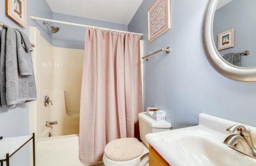 Walk to Eastern Point Beach Apt with Water View! - Foto 16