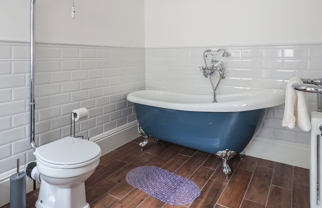 Spacious 4 Bed House in Birmingham, Suitable for Contractors - Photo 16