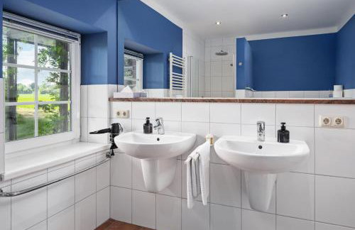 GUT KLETKAMP "Altes Backhaus" - Freistehendes Landhaus mit 7 Schlafzimmern I Kamin I Garten & Terrasse I 15 Min zur Ostsee I Parkplätze I Hundefreundlich I Bar I WLAN - Foto 16