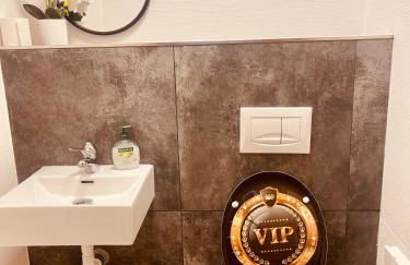 GHomeT - 6 Zimmer Wohnung with parking - Up to 10 guests - Monteur, Handwerker & Large family welcome - Foto 17