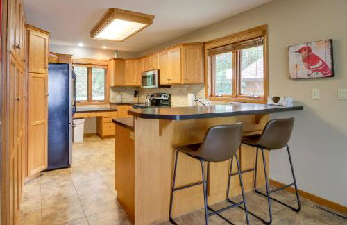 Sandy Beach Family Getaway with Fire Pit and Deck! - Foto 9