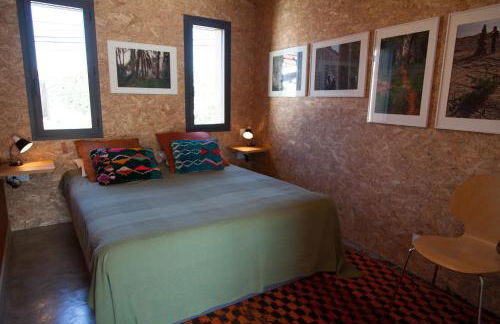 Maison colorée dans un jardin - Foto 2