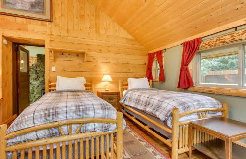 Creekside Silver Gate Getaway with Fireplace! - Foto 17