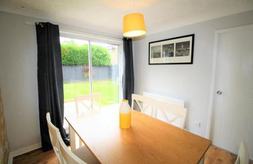 3 Bed Detached - Sleeps 5 - Private Garden & Parking Plus Garage - Quiet Cul De Sac Location - Dog Friendly - Fast Wifi - Close to Motorway Access - Foto 10