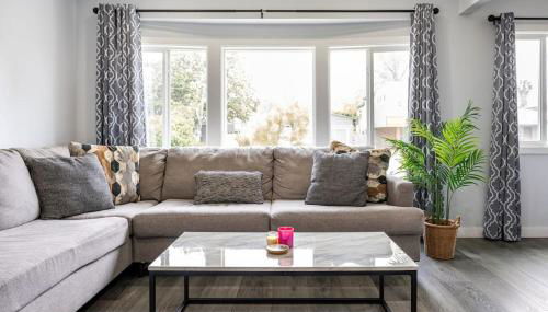 Adorable 2BR-2BA House with EV & Free Parking and Family Friendly in Los Angeles - Photo 2