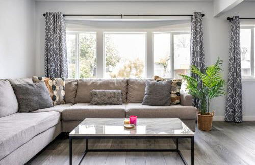 Adorable 2BR-2BA House with EV & Free Parking and Family Friendly in Los Angeles - Photo 2