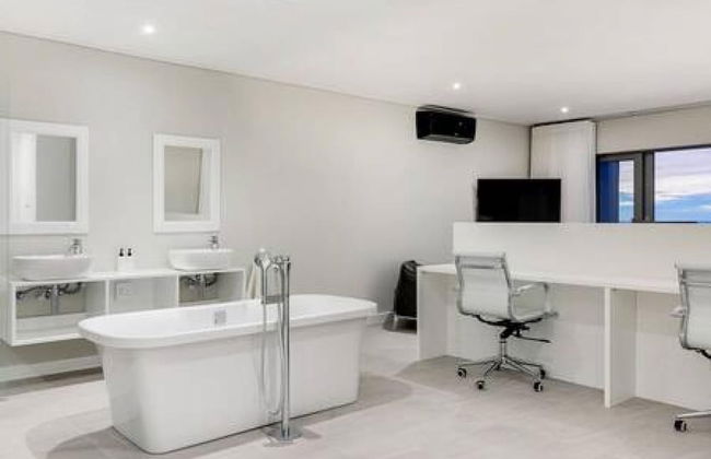 Large 9 Bedroom Villa in Camps Bay w Pool Apostles Views - Photo 21