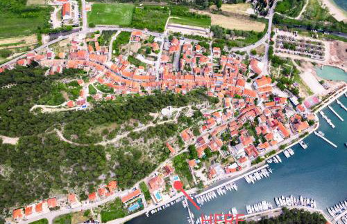 Mila and Jurija Formenti 2 apartments in heart of nautic marina, with heated swimming pool May till October, bikes, Sup, kajak, free parking in our garden - Photo 4