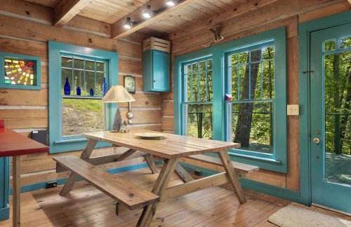 Beautiful Rustic Cabin Surrounded by Nature with Incredible Views and a Wrap-Around Deck for an Amazing Glamping Experience in Marshall, NC - Foto 3