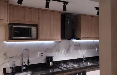 Apto aconchegante vista mar , tv, wifi e ar - Praia São Vicente - Foto 2