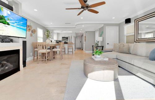 Beach Escape with Patio! 2 Min Walk to Sand & Surf - Foto 15