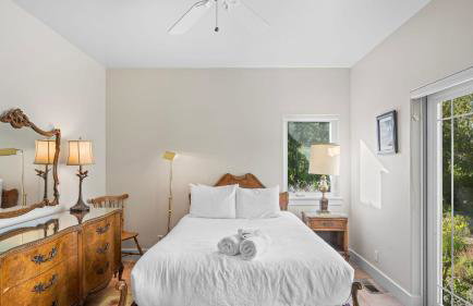 Vineyard Estate w Pool Spa Bocce Ball Mins to Wineries Park Lawndale Manor by AvantStay - Foto 23