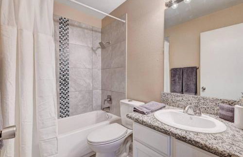 Cozy Getaway with King Bed, BBQ & Spacious Backyard - Photo 13