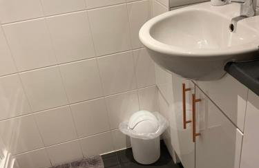 Ensuite room with micro, fridge, washer drier - Foto 15