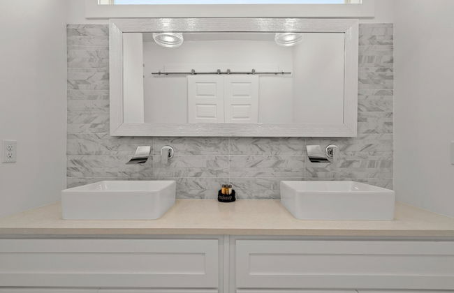 Brand NEW Expansive Coastal Home w/ Custom Furnishings Sleeps 15 - Foto 22