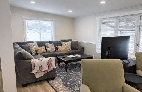 Charming Cottage with Fenced Backyard Pet Friendly - Foto 12