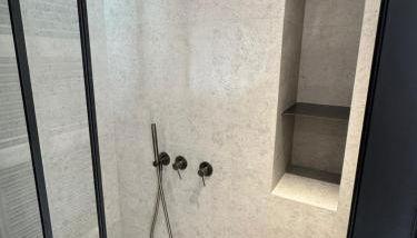 Dernier étage coeur Menton, vue mer parking privé - Photo 5, Shower