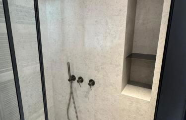 Dernier étage coeur Menton, vue mer parking privé - Photo 5