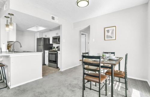 Modern 2BR Retreat with Pool Gym and WiFi - Foto 10