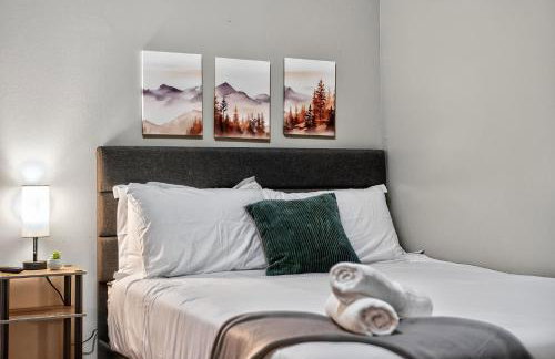 Stunning Downtown Apartment with Pool, Laundry, Parking - Foto 16