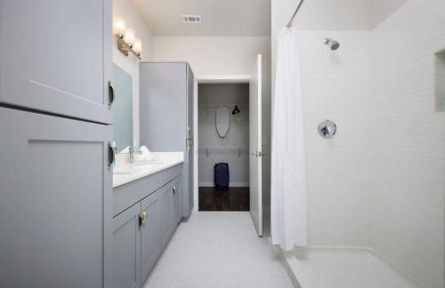 Cozy 2BR-w Parking, Near Rvrwalk, Dome & Conv Ctr - Foto 17