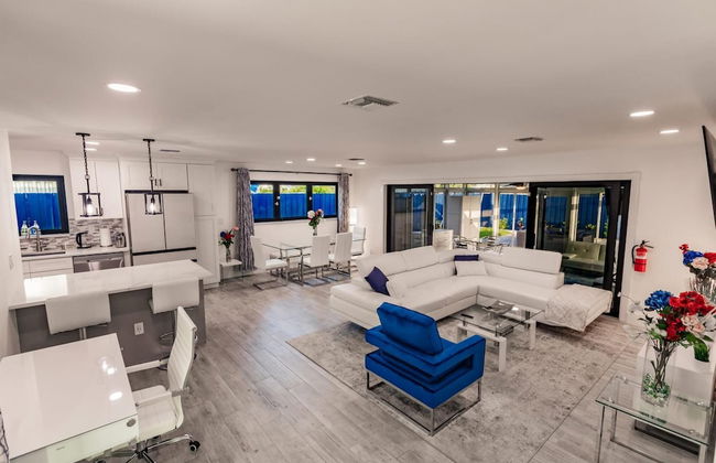 Modern Spacious Home With Pool Jacuzzi - Photo 7