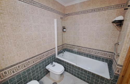 Ático primera línea de playa con vistas al Mar-Climatizado-Wifi-Parking-Solo familias - Foto 18