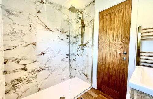 Phoenix Lodge - Luxury 2 ensuite bedrooms, lakeside views - Foto 8