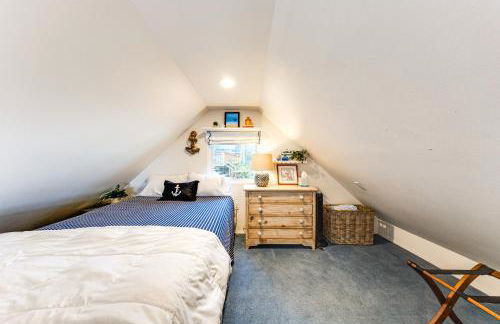 Waterfront Gem with 2 Patios on Camano Island - Foto 16