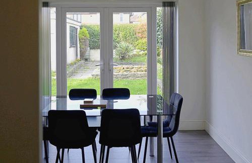 Comfortable 3-Bed Home - Driveway Parking - Foto 30