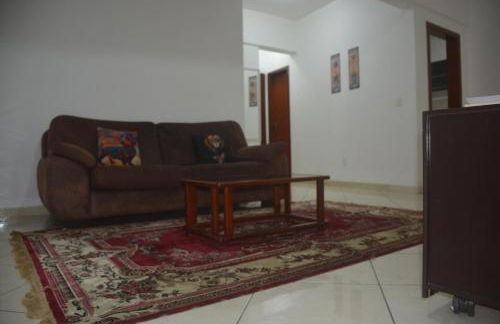 Dois quartos Cozinha completa Wi Fi Self check in com senha Central e perto de tudo a 4,4Km da Rodoviária e 15,4 km do Aeroporto Apartamentos 102 e 302 - Foto 17