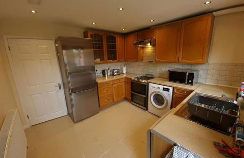 London Luxury 6 Bedroom Family House Sleeps 12 people Parking for 4 Cars Close to tube. - Foto 73