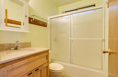 Spacious Groveland Cabin with Wraparound Deck! - Foto 22