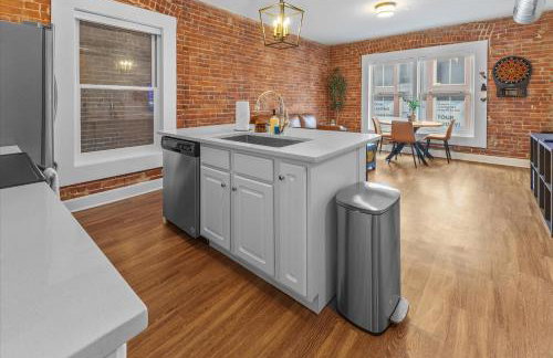 Steps away from Mass Ave Restaurants and Big Patio - Foto 10