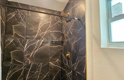 Modern 3BR Home Near Holycross Hospital - Foto 40