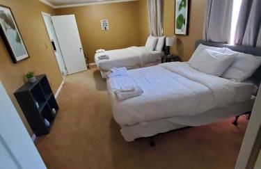 Large Fenced Yard near Midtown- Shamrock Stay - Foto 76