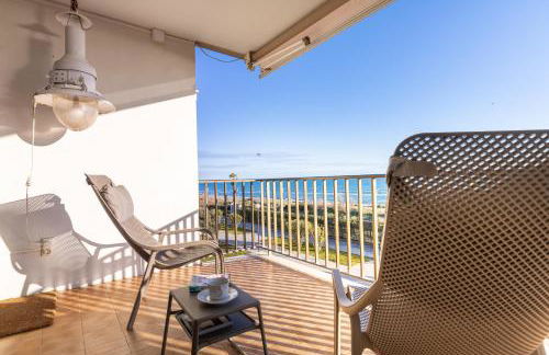 LETS HOLIDAYS Beach front apartment in Gavà Mar, Pine Beach - Photo 4