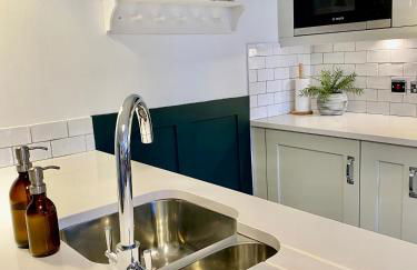 Boutique Chapel Apartment within City Walls - Photo 8