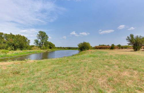 Unwind Fireside Wills Point Gem with Hot Tub and Pond - Foto 35