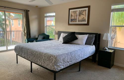 Spacious 4 BR Townhouse with 2 King Size Master Bedrooms, 3 miles to Disney, Free WiFi and Free Parking - Foto 12