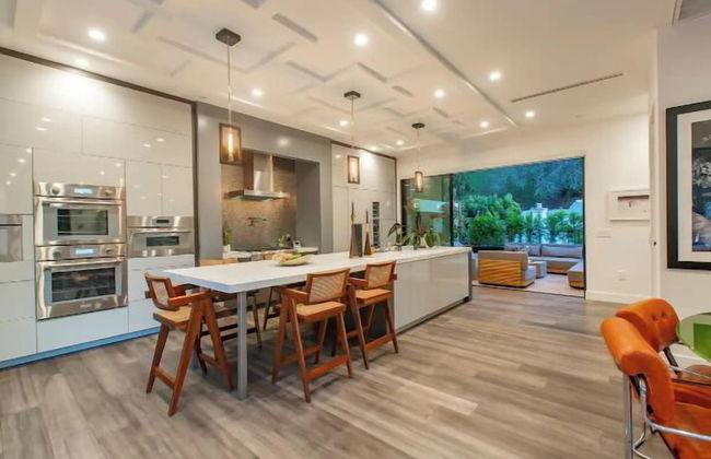 Willow Glen - Hollywood Hills Multi-level Villa With Theater & Pool - Photo 15