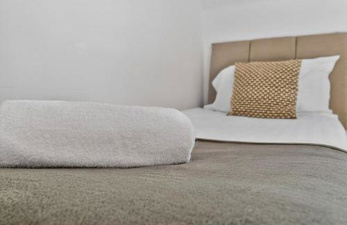 Spacious 4BR Newport Home - Ideal for Families & Groups - Foto 46