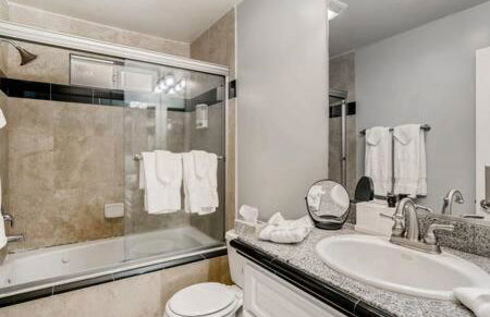 Awesome 3BR 2BTH 1 Block To Beach C2 - Photo 27