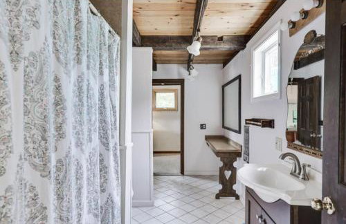 Family Lakeside Escape with Private Beach and Calm Waters - Foto 9