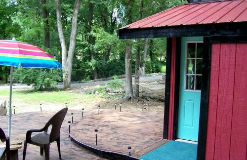 Cozy Backstage Tiny House Near Old Hickory Lake – Pet-Friendly, Private Deck, Breakfast Included - Photo 8