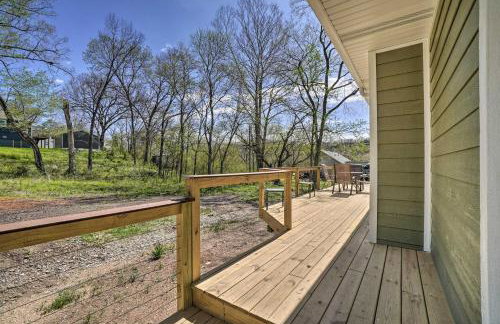 Modern Retreat with Deck Walk to White River! - Foto 21