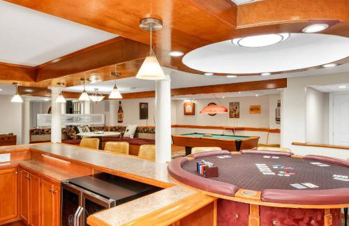 White Mountain Retreat with Theater, Fire Pit, Game Room and River Access - Foto 17